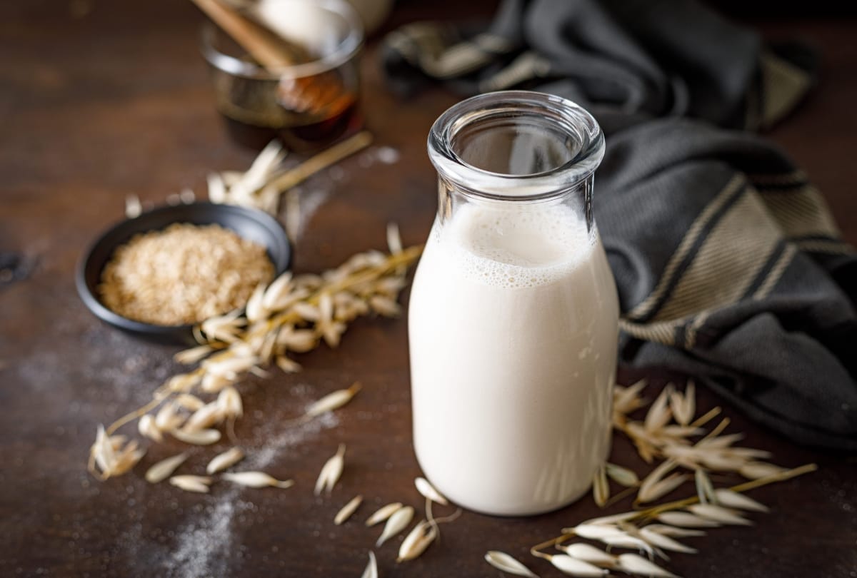 Amandelmelk vs havermelk, welke is het beste voor bakken?