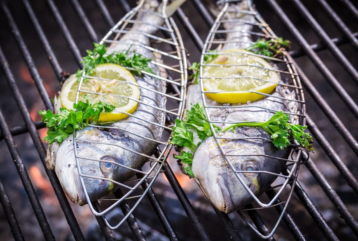 Welke ingrediënten passen goed bij gegrilde vis?