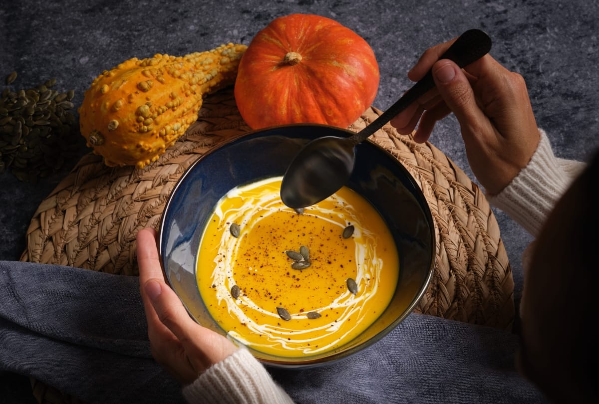 Welke ingrediënten passen goed bij pompoensoep?