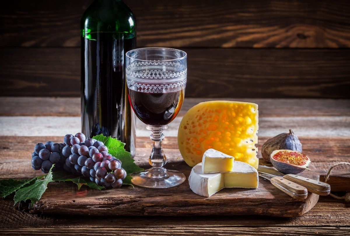 Waarom kaas en wijn een onmisbaar duo zijn bij elke borrel