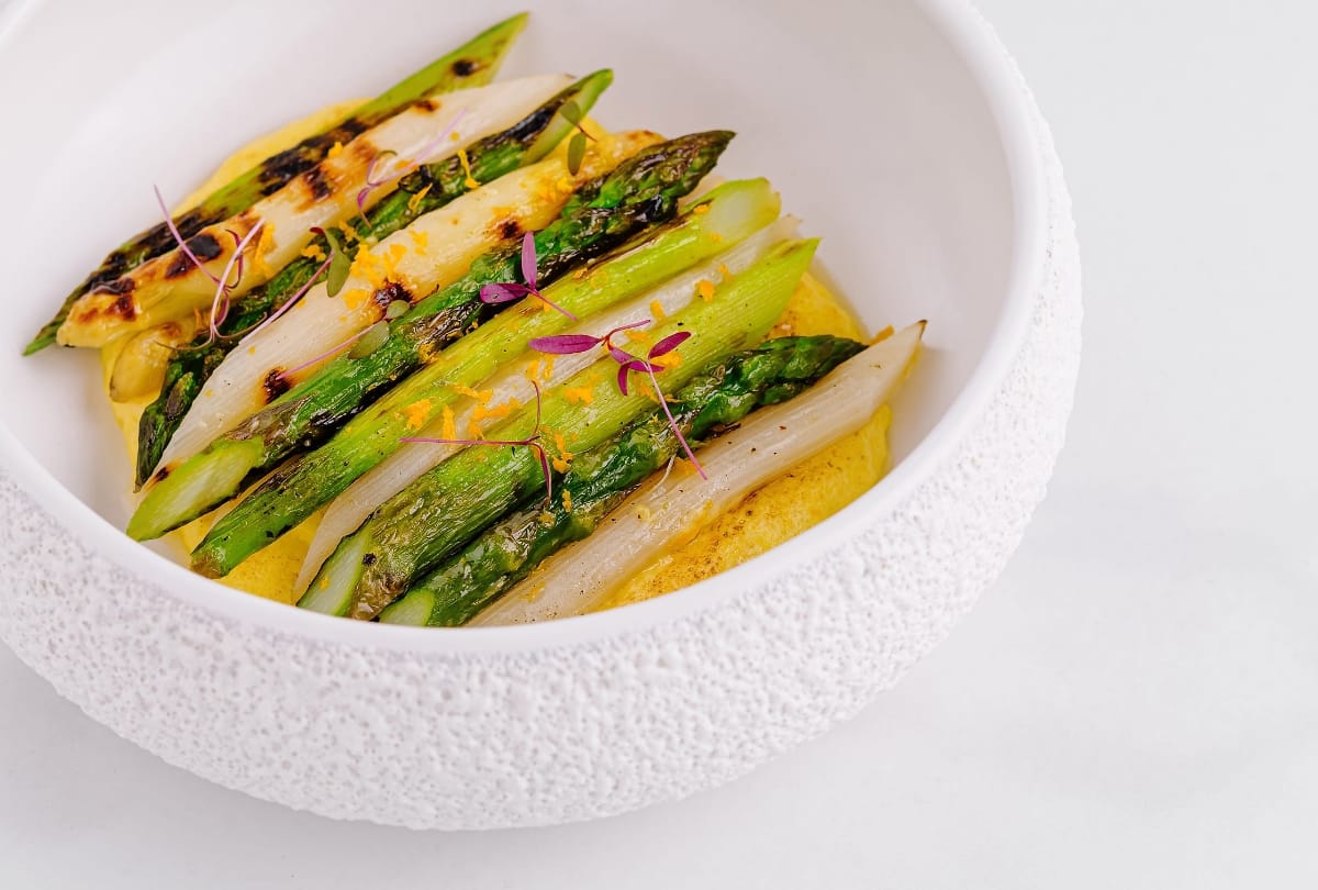 Welke ingrediënten passen goed bij asperges?