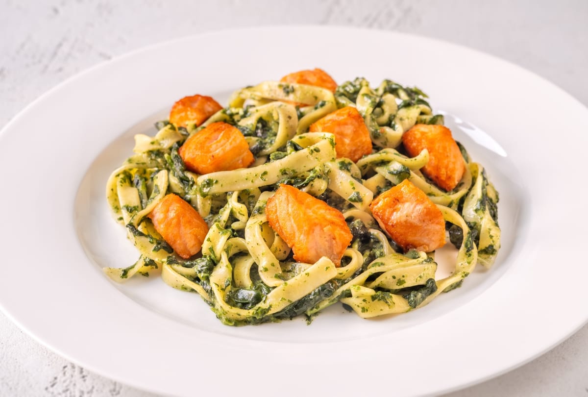 Tagliatelle met zalm en spinazie: een verrukkelijke Italiaanse maaltijd!